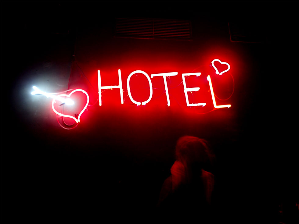 nbelg-neon-hotel
